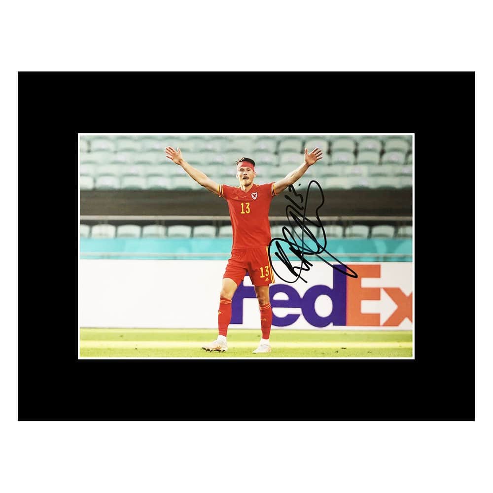 Signed Kieffer Moore Photo Display - 16x12 World Cup 2022 Wales